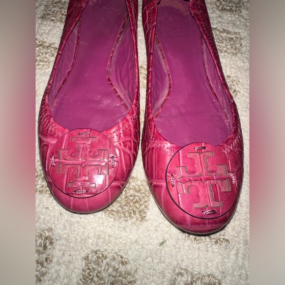 Tory Burch Pink Croc Textured Patent Leather Reva Ballet Flats - Picture 2 of 8